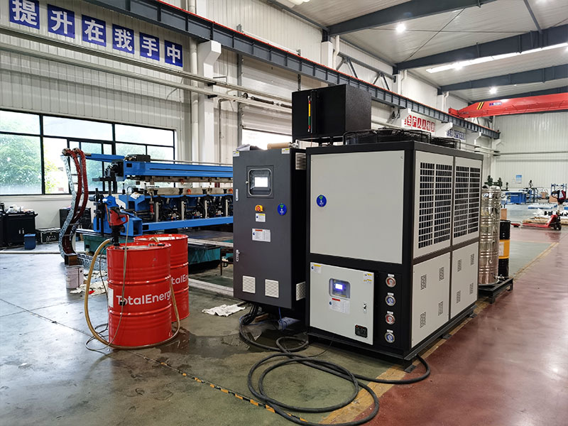 直升機模壓<a href='http://www.jhlxx.com/p_mowenji.html' class='body-link'>模溫機</a>